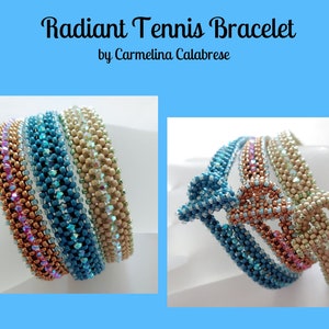 Può includere: Quattro braccialetti di perline in tonalità turchese, verde e rame. I braccialetti sono impilati uno sopra l'altro e sono realizzati con piccole perline sfaccettate. I braccialetti sono chiamati "Radiant Tennis Bracelet" di Carmelina Calabrese.