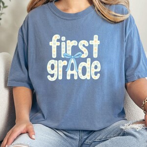 Maglietta per insegnanti di prima elementare Comfort Colors®, maglietta per insegnanti di seconda elementare, maglietta per insegnanti di seconda elementare Coquette Bow, magliette per insegnanti di scuola elementare