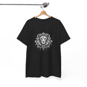 Boho Lion T-Shirt, Minimalist Lion Design, Nature Inspired Tee, Bohemian Style Shirt, Wildlife Graphic, Soft Cotton, Gift for Lion Lovers,