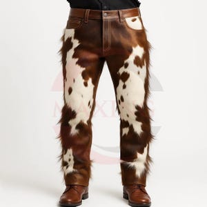 Puede incluir: Pantalones de piel de vaca con un estampado de manchas marrones y blancas. Los pantalones tienen una cinturilla, bolsillos y ribetes de cuero marrón. Las perneras son de piel de vaca con pelo largo y lanudo.