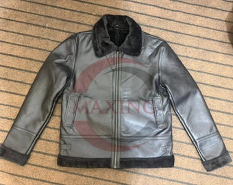以下が含まれることがあります： 黒い革のジャケット。黒いフェイクファーの襟とトリムが付いています。 ジャケットはジッパー開閉、2つのフロントポケット、クラシックなアビエーター スタイルです。 ストライプの表面に表示されています。