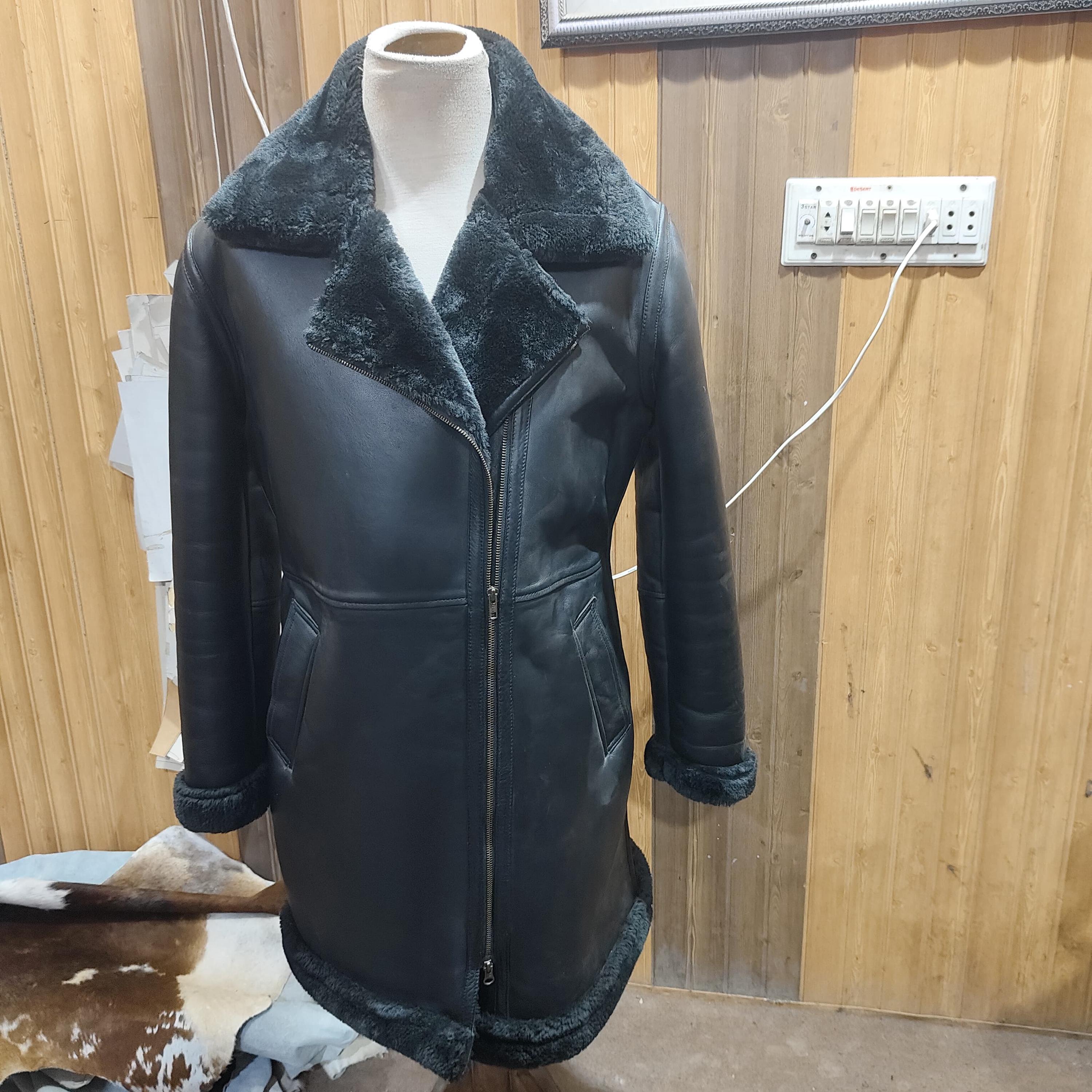 ハンドメイドフェイクシアリングレザーコート：ファーカラー付きメンズ 