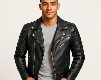 Könnte beinhalten: Eine schwarze Lederjacke im Motorrad-Stil mit Reißverschluss und mehreren Taschen.