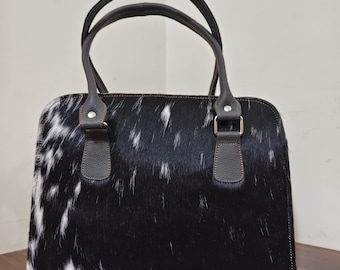 Bolso de mano artesanal de piel de vacuno con pelo de poni blanco y negro con correas de cuero negro