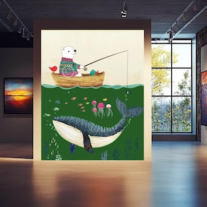 Può includere: Una galleria d'arte con dipinti incorniciati e una grande tela con un'illustrazione stravagante. L'illustrazione raffigura un orso polare che pesca da una barca sopra una balena nell'oceano. L'opera d'arte ha uno schema di colori verde e blu.