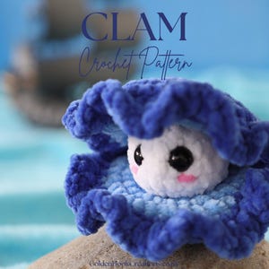 Peut inclure: Un oursin crocheté avec une coquille bleue et un corps blanc. L'oursin a des yeux noirs et des joues roses. Le texte "CLAM Crochet Pattern" est visible au-dessus de l'oursin.