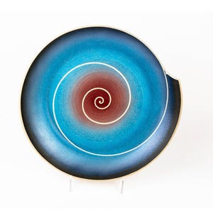 Signed Wayne Bates Sgraffito Studio Pottery Platter Blue Burgundy Spiral 11.5"