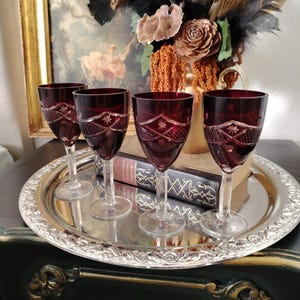 Conjunto de 4 copos de licor vintage em cristal rubi lapidado • Taças de cristal lapidado à mão, estilo meados do século XX