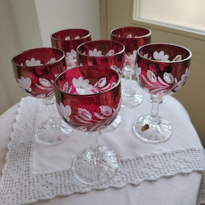 Vintage rubinröda kristallglasset, handskurna blomglas, tysk barglas