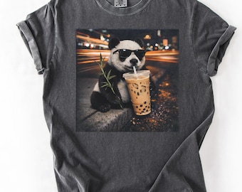 Camiseta Panda Bebendo Café Gelado, Camiseta Estampada Comfort Colors, Blusa Estilo Urbano para Amantes de Pandas