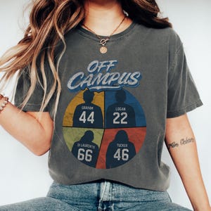 Comfort Colors® ブライアーホッケーシャツ、オフキャンパスシャツ、ブライアーTシャツ、キャンパスホッケー、BookTokロマンスTシャツ、カスタム大学ホッケー