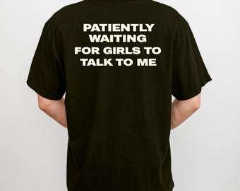 Camiseta "Esperando Pacientemente Que as Garotas Falem Comigo", Humor Engraçado para Introvertidos