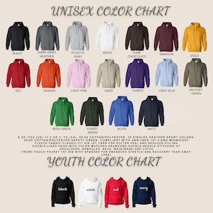 Puede incluir: Una tabla de colores que muestra varios colores de sudaderas con capucha unisex y para j&oacute;venes. La tabla incluye colores como negro, azul marino, rojo y dorado. Las sudaderas tienen un corte cl&aacute;sico, capucha de doble forro y bolsillo delantero. El material es una mezcla de algod&oacute;n y poli&eacute;ster.