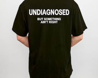 Camiseta "Sin diagnóstico, pero algo no anda bien" de Comfort Colors, camiseta divertida sobre salud mental.