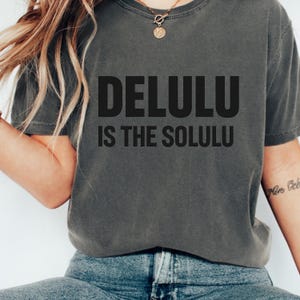 Bleiben Sie Delulu ist das Solulu Shirt, bleiben Sie positiv, Delulu Shirt, Wahn Shirt, positive Zitate Geschenk, psychische Gesundheit Shirt, Trending Shirt
