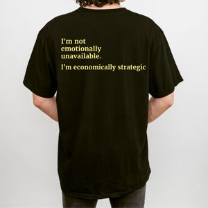 面白い引用句入りシャツ、皮肉なミニマリストバックプリントトップス、経済的に戦略的なTシャツ
