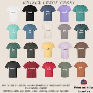 以下が含まれることがあります： 白、黒、ブルージーンズ、バイオレット、シーフォームなど、さまざまな色のユニセックスTシャツを表示するカラーチャート。画像には、上部に「UNISEX COLOR CHART」というテキストと、下部に生地の詳細が含まれています。