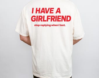 Camiseta "Eu tenho namorada, pare de responder mensagens", camiseta com meme viral ousado, estampa de humor sarcástico.