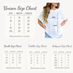 Puede incluir: Una camiseta blanca con tablas de tallas para tallas unisex, juveniles, para ni&ntilde;os peque&ntilde;os y para beb&eacute;s. La tabla unisex enumera las tallas S-2XL con medidas en pulgadas. La imagen tambi&eacute;n muestra a una persona usando una camiseta blanca.