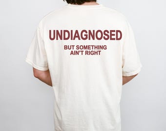 診断はされていないけど何かおかしい コンフォートカラーズTシャツ、面白いメンタルヘルスTシャツ