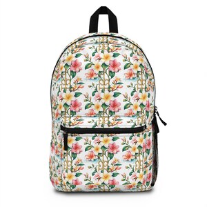 Puede incluir: Una mochila blanca con un vibrante estampado floral con flores rosas, amarillas y naranjas. La mochila tiene una cremallera negra, un bolsillo frontal y un asa negra. El diseño incluye elementos decorativos dorados.