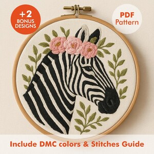 Peut inclure: Broderie d'une tête de zèbre dans un cercle en bois. Le zèbre a des rayures noires et blanches, une couronne de fleurs roses et des feuilles vertes. Le texte "PDF Pattern" et "+2 Bonus Designs" sont visibles. Le texte "Include DMC colors & Stitches Guide" est également visible.