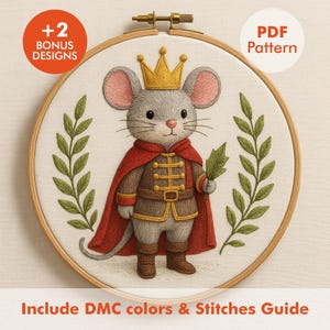 Könnte beinhalten: Ein Stickrahmen mit einem Kreuzstichmuster einer Maus in königlicher Kleidung, komplett mit goldener Krone und rotem Umhang. Das Design enthält grüne Blätterakzente und den Text "PDF Pattern". Der Text "+2 Bonus Designs" ist ebenfalls enthalten.