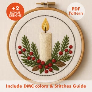 Op de afbeelding: Geborduurd kaarsontwerp in een houten hoepel. De kaars is crèmekleurig met een gele en oranje vlam. Groene bladeren en rode bessen omringen de kaars. De tekst "+2 BONUS DESIGNS" en "PDF Pattern" zijn zichtbaar. De tekst "Include DMC colors & Stitches Guide" is ook zichtbaar.