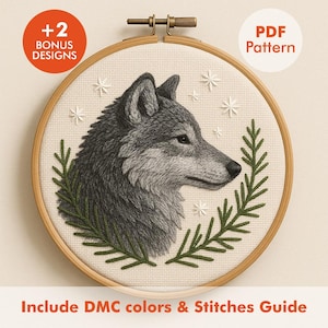Puede incluir: Un bastidor de bordado detallado con un perfil de lobo gris, rodeado de follaje verde y acentos de estrellas blancas. El texto "PDF Pattern" y "+2 Bonus Designs" son visibles. Incluye colores DMC y guía de puntadas.