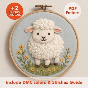 Può includere: Un progetto di ricamo finito con una soffice pecora bianca con orecchie rosa e un viso nero, circondata da fiori gialli ed erba verde. Il disegno è in un telaio di legno con il testo "PDF Pattern", "+2 Bonus Designs" e "Include DMC colors & Stitches Guide".