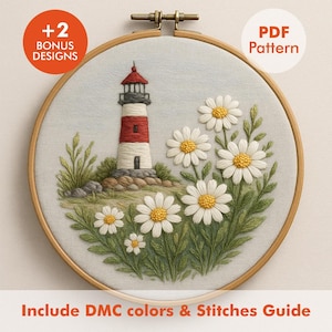Könnte beinhalten: Gesticktes Design mit Leuchtturm und Gänseblümchen in einem Holzreifen. Der Leuchtturm ist rot und weiß, mit schwarzem Dach. Weiße Gänseblümchen mit gelben Zentren umgeben den Leuchtturm. Der Text lautet: "+2 Bonus Designs" und "PDF Pattern". Der Text unten lautet: "Include DMC colors & Stitches Guide".