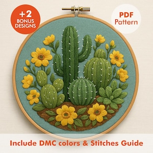 Può includere: Un telaio da ricamo dettagliato con una scena di cactus del deserto con cactus verdi, fiori gialli e uno sfondo turchese. Il testo "PDF Pattern" e "+2 Bonus Designs" sono visibili. È incluso anche il testo "Include DMC colors & Stitches Guide".