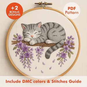 Può includere: Design di gatto ricamato in un cerchio di legno. Il gatto tigrato grigio dorme su un ramo marrone con fiori viola. Il testo "+2 BONUS DESIGNS" è in un cerchio rosso. Il testo "PDF Pattern" è in un cerchio bianco. Il testo "Include DMC colors & Stitches Guide" è in basso.