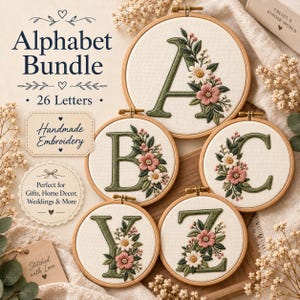 Op de afbeelding: Een set ronde houten borduurringen met de letters A, B, C, Y en Z geborduurd in groen garen, geaccentueerd met roze en witte bloemmotieven op witte stof. Tekst bevat Alphabet Bundle, 26 Letters en Handmade Embroidery.