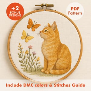 以下が含まれることがあります： オレンジ色の猫、蝶、花が描かれた刺繍枠。デザインには「+2 Bonus Designs」と「PDF Pattern」の文字が含まれています。「Include DMC colors & Stitches Guide」の文字も表示されています。