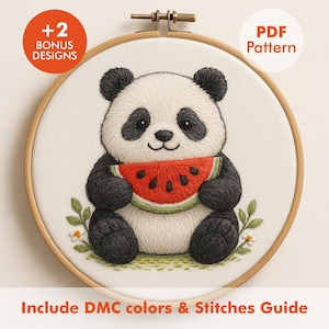 Pode incluir: Um bastidor de bordado com um desenho de ponto cruz de um panda segurando uma fatia de melancia. O panda é preto e branco, a melancia vermelha e verde. O texto inclui "+2 BONUS DESIGNS", "PDF Pattern" e "Include DMC colors & Stitches Guide".