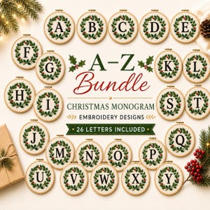 Pode incluir: Uma coleção digital de 26 desenhos de bordado com as letras A-Z, cada uma emoldurada num bastidor circular de madeira e decorada com uma coroa de azevinho verde. O texto central diz A-Z Bundle, CHRISTMAS MONOGRAM EMBROIDERY DESIGNS.