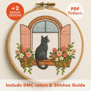 Könnte beinhalten: Stickrahmen mit einem schwarzen Kater, der in einem Fenster sitzt, umgeben von Blumen. Der Fensterrahmen ist braun und pfirsichfarben, mit einer hellblauen Scheibe. Text enthält "+2 BONUS DESIGNS" und "PDF Pattern". Der Text "Include DMC colors & Stitches Guide" ist ebenfalls vorhanden.