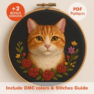Puede incluir: Bastidor de bordado con un retrato detallado de un gato atigrado naranja con pecho y cara blancos, rodeado de rosas rojas bordadas y otras flores. El diseño está sobre un fondo negro. Incluye texto que dice "+2 Bonus Designs" y "PDF Pattern".