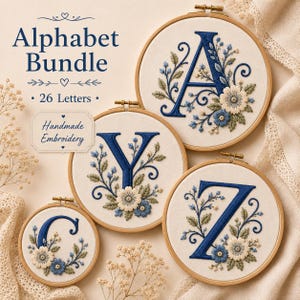 Può includere: Alphabet Bundle 26 Letters Handmade Embroidery. Quattro telai da ricamo in legno contenenti tessuto con le lettere A, Y, Z e C ricamate in blu scuro, ciascuna circondata da intricati disegni floreali nei toni del blu, crema e verde salvia.