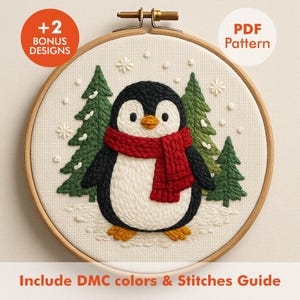 Könnte beinhalten: Ein Stickrahmen mit einem Kreuzstich-Design eines Pinguins mit rotem Schal, umgeben von grünen Bäumen und Schneeflocken. Die Texte "+2 BONUS DESIGNS" und "PDF Pattern" sind sichtbar. Der Text "Include DMC colors & Stitches Guide" ist ebenfalls vorhanden.