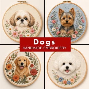 Op de afbeelding: Vier ronde houten borduurringen met gedetailleerde draadportretten van een Shih Tzu, een Yorkshire Terriër, een Golden Retriever en een Bichon Frise, elk omringd door bloemenkransen. De tekst Dogs HANDMADE EMBROIDERY staat in het midden.