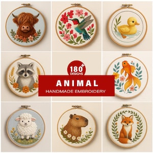 以下が含まれることがあります： さまざまな動物をあしらった手作りの刺繍枠のコレクション。デザインには、ハイランド牛、ハチドリ、アヒル、アライグマ、金魚、羊、カピバラ、キツネが含まれます。「ANIMAL HANDMADE EMBROIDERY」の文字と「180+ DESIGNS」が表示されています。