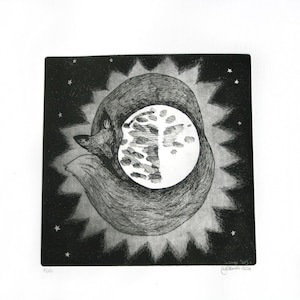 Puede incluir: Impresión en blanco y negro de un zorro enroscado alrededor de una luna llena con una silueta de árbol en su interior. La luna está rodeada de una explosión de luz y estrellas.