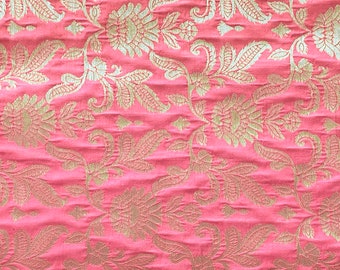tela brocada india, fucshia y amarillo, brocado iridiscente, patrón floral de oro, patrón indio, tela de la blusa saree - 1 yarda - br235