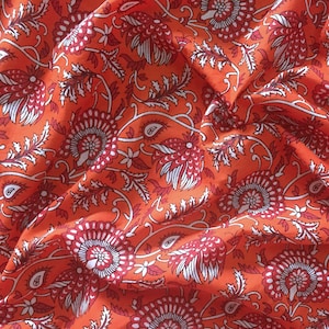 Tessuto di cotone stampato indiano - Tessuto stampato a mano - Tessuto da cucito - Tessuto per quilting - Motivo floreale arancione - 1 iarda - ctjp275