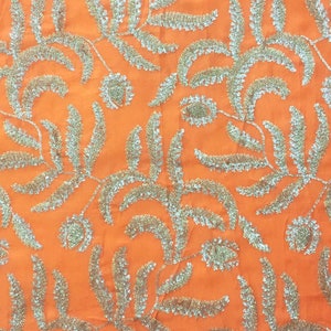 tissu brodé, tissu soyeux orange, paillettes argentées et dorées claires, motif floral, broderie indienne, dupatta - HALF YARD - emb118