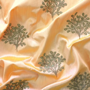 Broderie indienne, soie de pêche, motifs de feuilles d&#39;or, soie indienne, tissu brodé, tissu de robe, tissu par yard - HALF YARD - emb178