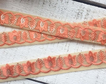 perzik bloemenpatroon, lichtbeige kant, verfraaid met pailletten, Indiaas kant, geborduurd lint, Indiase rand, pailletten randen - Lace446
