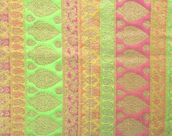 Puede incluir: Tela multicolor con un patrón repetitivo de paisley y diseños florales. La tela está tejida con hilo dorado y tiene un brillo sutil.